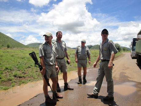 Lực lượng bảo vệ có mặt khắp rừng quốc gia để bảo vệ du khách và ngăn chặn những kẻ săn tê giác. Ảnh: Trí Đường