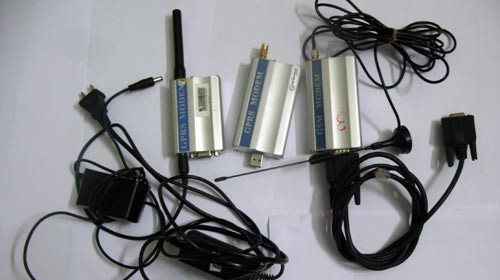 Các thiết bị do đoàn thanh tra phát hiện tại hai công ty sử dụng để phát tán tin nhắn rác. Ảnh: M.Q.