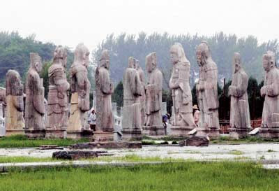 Tượng khắc đá văn thần võ quan trên Thần lộ của lăng Minh Hiếu