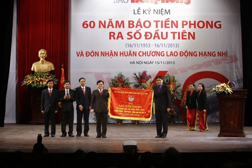 Đồng chí Nguyễn Đắc Vinh, Ủy viên dự khuyết BCH Trung ương Đảng, Bí thư thứ Nhất BCH Trung ương Đoàn trao tặng báo Tiền Phong bức Trướng thêu dòng chữ: 'BÁO TIỀN PHONG – 60 NĂM RA SỐ ĐẦU TIÊN: TRƯỞNG THÀNH – TIÊN PHONG - ĐỒNG HÀNH VỚI TUỔI TRẺ'
