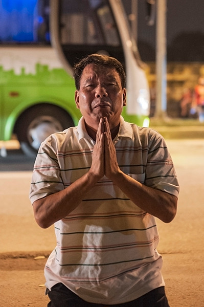 Rất nhiều người đã không thể kìm nén cảm xúc của mình, họ đã quỳ lạy, khóc thương vị Đại Tướng như chính một người thân trong gia đình mình