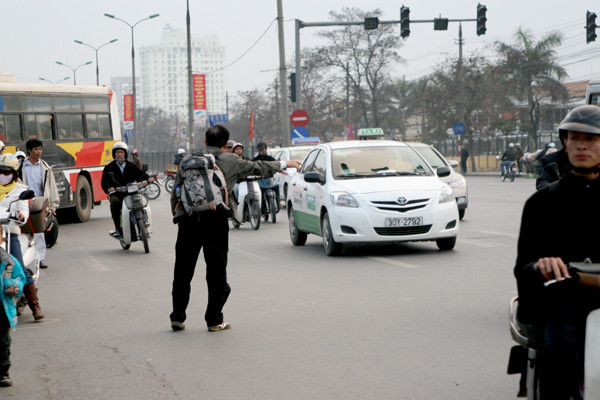 Lao ra giữa đường để bắt taxi