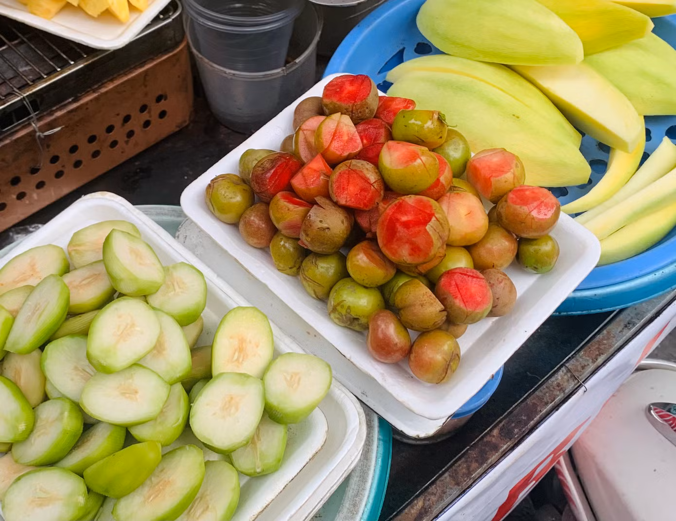 Chị Ngọc - một tiểu thương bán hàng trên phố Xã Đàn - nói : “Mận hậu Sơn La đầu mùa trước khá chua và chát, nhưng những năm gần đây do nhu cầu của khách hàng lớn nên tại các vườn cũng thay đổi phương pháp trồng, cho ra số lượng quả nhiều hơn và chất lượng quả cũng giòn ngọt như lúc chính vụ. Giá thành của mận hậu vì thế cũng hạ nhiệt hơn so với những năm trước. 1kg mận năm ngoái có giá có thể lên đến 250.000 đồng thì hiện chỉ khoảng 100.000 - 150.000 đồng”.