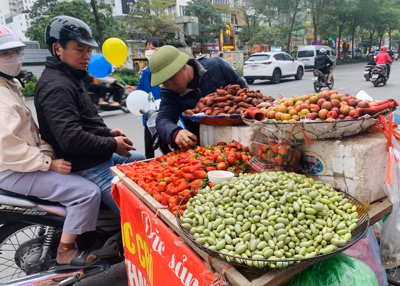 Anh Hòa - một tiểu thương bán hàng tại chợ Khâm Thiên - cho biết, chính vị chua chát của nhót xanh được khách hàng yêu thích, bởi vị chua này không giống với bất kỳ loại quả nào. Giá thành của loại quả rừng này dao động từ 70.000 - 130.000 đồng/kg nhưng bán rất chạy. Mỗi ngày anh Hòa có thể bán được khoảng 20kg nhót xanh.