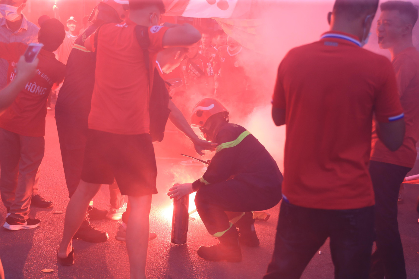 Các chiến sĩ Phòng cháy, chữa cháy Công an Hà Nội đã phải làm việc tích cực để dập pháo sáng. (ảnh Huỳnh Huỳnh) Các chiến sĩ Phòng cháy, chữa cháy Công an Hà Nội đã phải làm việc tích cực để dập pháo sáng. (ảnh Huỳnh Huỳnh)