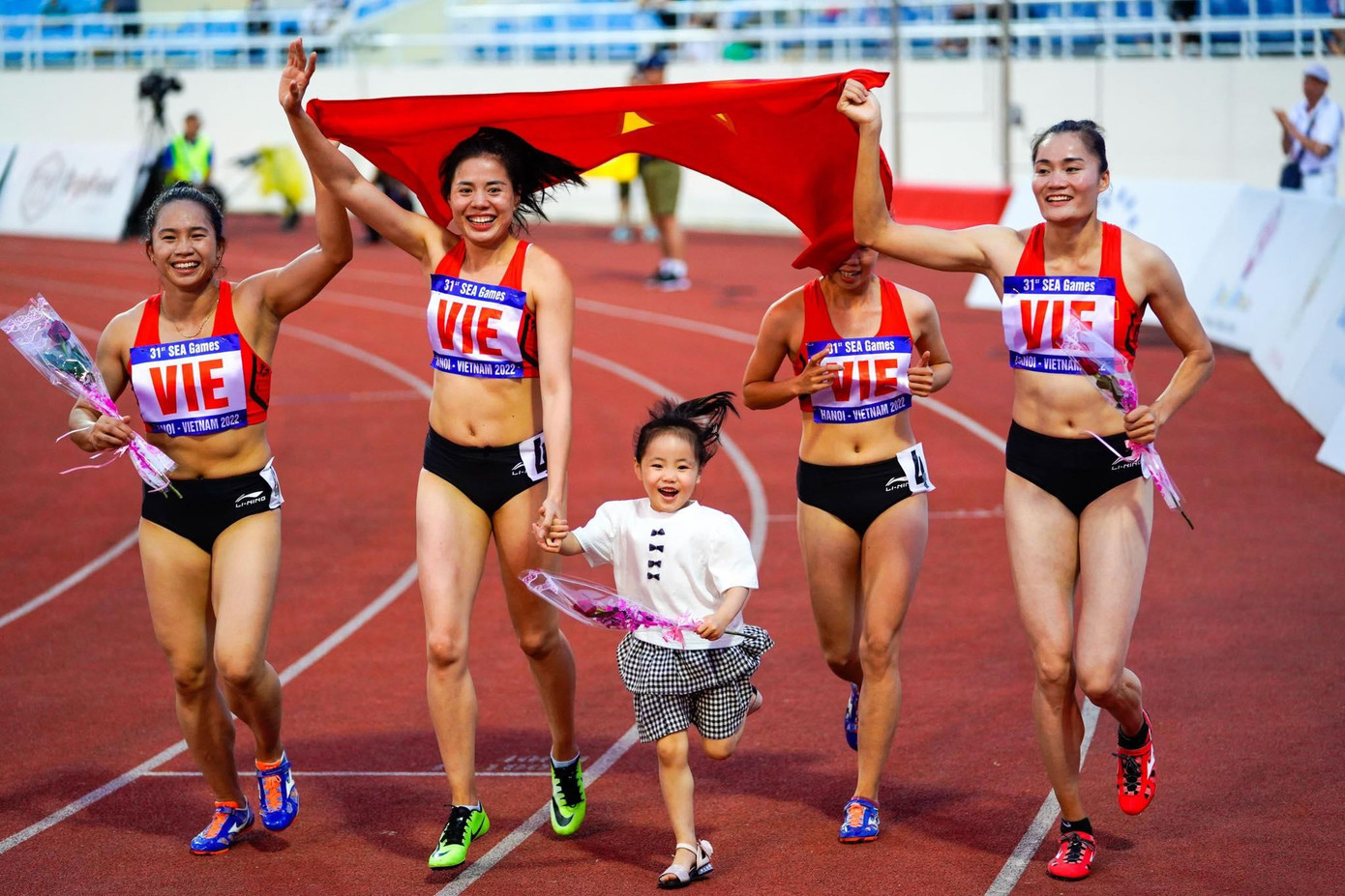 Khoảnh khắc ăn mừng chiến thắng của các VĐV điền kinh Việt Nam.