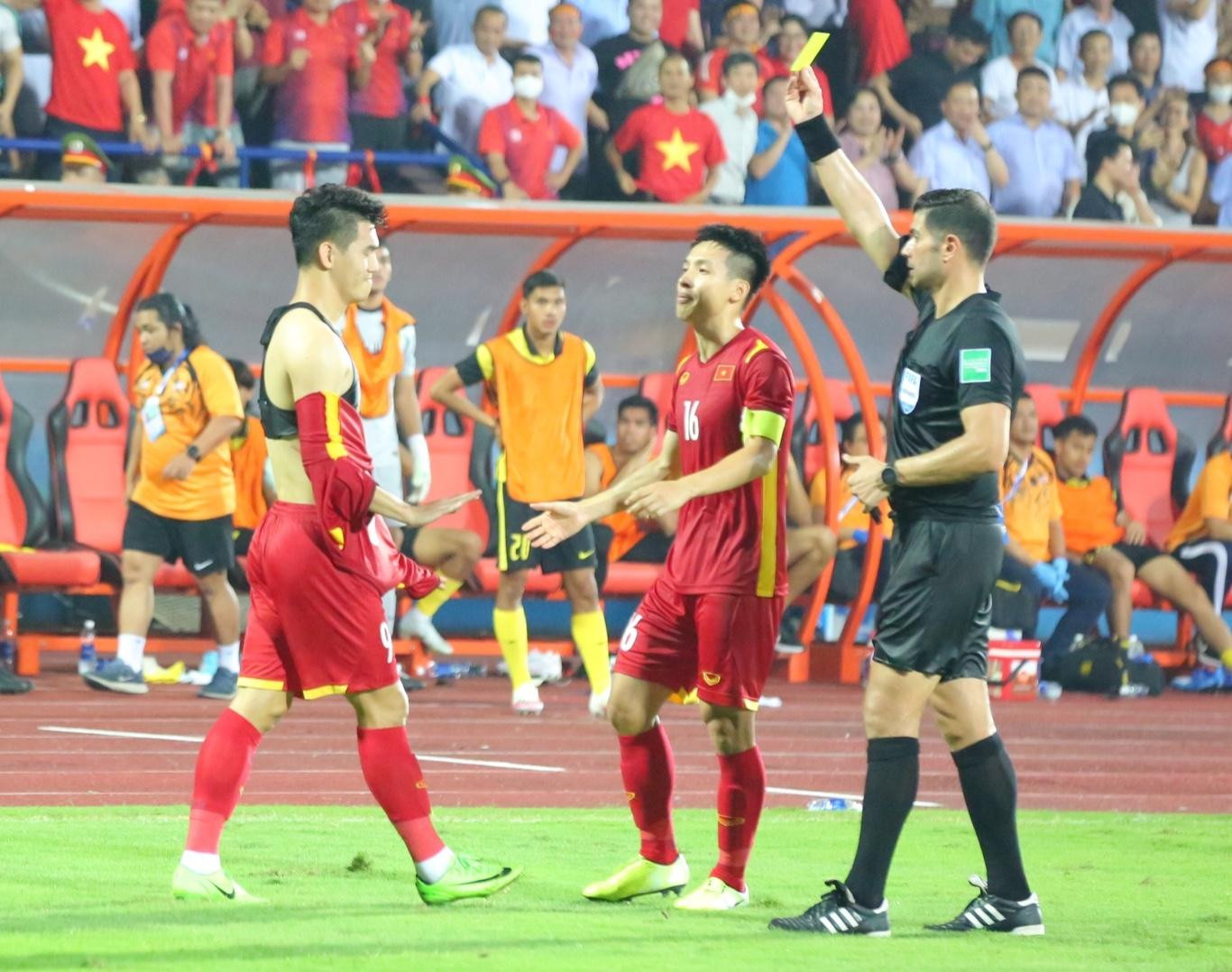 HLV Park Hang-seo cho rằng các cầu thủ nên tiết chế cảm xúc để tránh nhận thẻ phạt không cần thiết. (ảnh Như Ý) HLV Park Hang-seo cho rằng các cầu thủ nên tiết chế cảm xúc để tránh nhận thẻ phạt không cần thiết. (ảnh Như Ý)