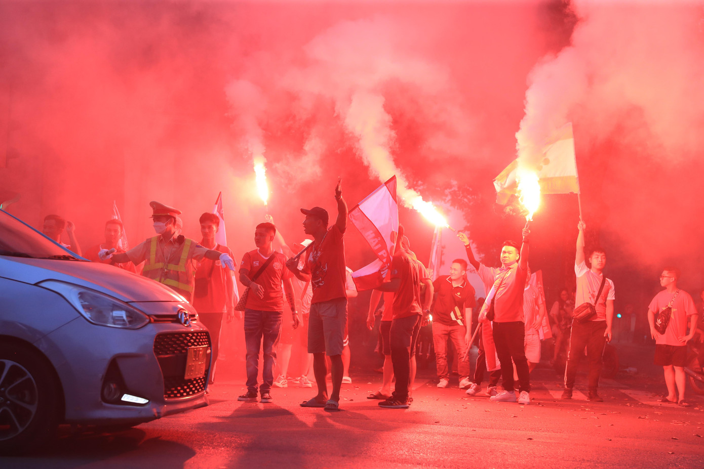 Không được đốt trong sân, CĐV Hải Phòng đốt pháo sáng ngoài sân vận động. (ảnh Huỳnh Huỳnh) Không được đốt trong sân, CĐV Hải Phòng đốt pháo sáng ngoài sân vận động. (ảnh Huỳnh Huỳnh)