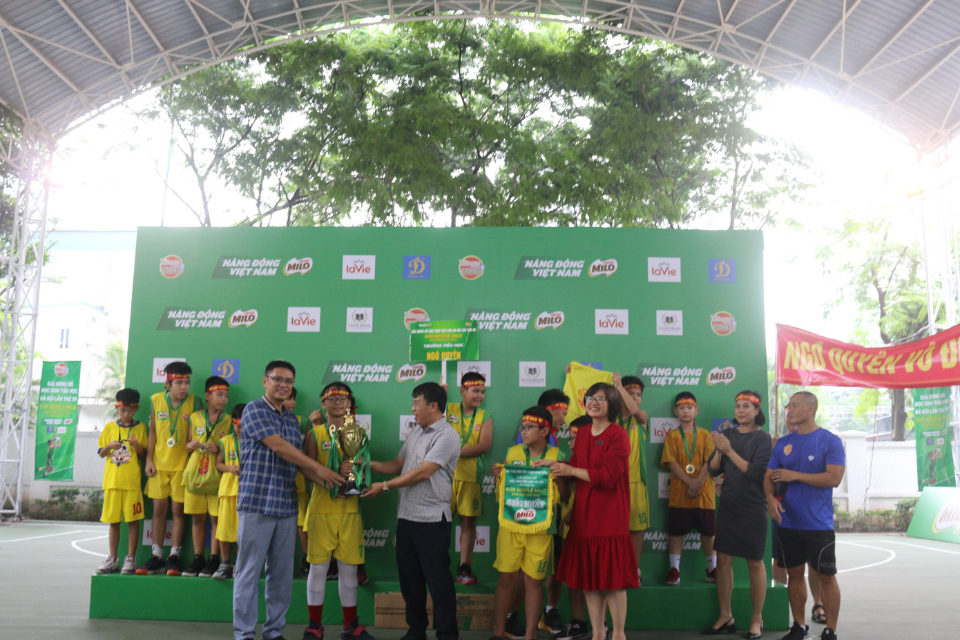 Các nhà vô địch &quot;nhí&quot; ở giải Bóng rổ dành cho học sinh tiểu học Hà Nội năm 2022.