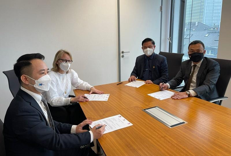 DFL ký biên bản ghi nhớ với VFF và VPF cam kết hỗ trợ bóng đá Việt Nam phát triển. DFL ký biên bản ghi nhớ với VFF và VPF cam kết hỗ trợ bóng đá Việt Nam phát triển.