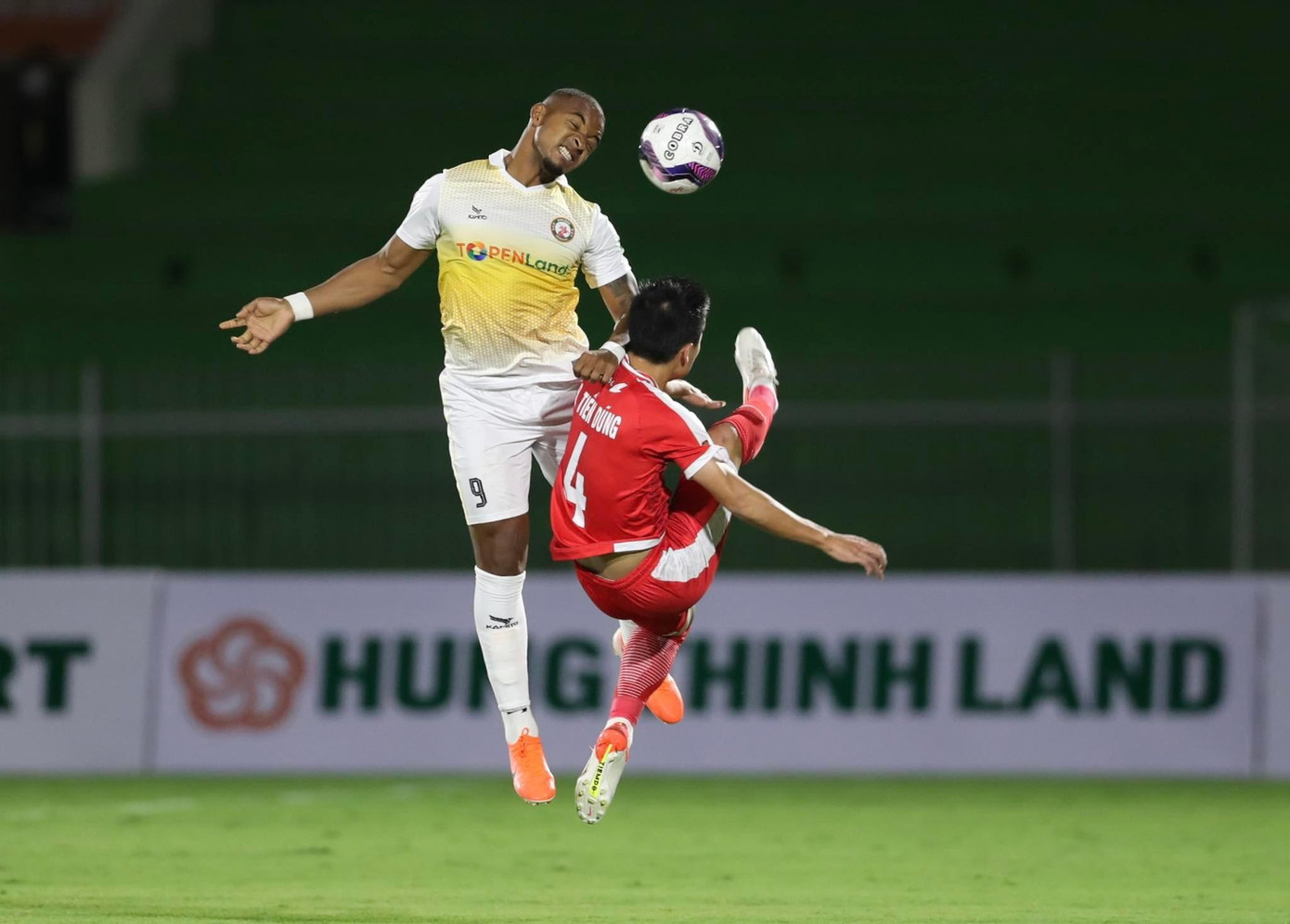 Bình Định gặp bất lợi về lực lượng khi quá nửa đội không thể ra sân vì COVID-19. (ảnh Hữu Phạm)