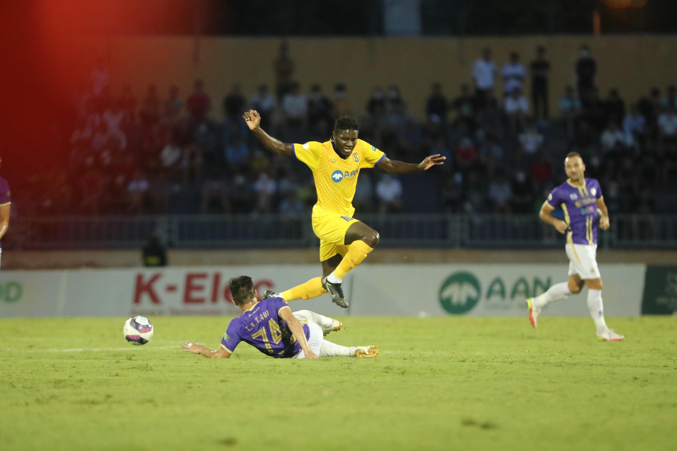 Việc CLB Hà Nội bị SLNA giữ chân có thể tạo cơ hội cho các đội bám đuổi phía sau như HAGL hay Viettel. (ảnh Hải Hồ) Việc CLB Hà Nội bị SLNA giữ chân có thể tạo cơ hội cho các đội bám đuổi phía sau như HAGL hay Viettel. (ảnh Hải Hồ)