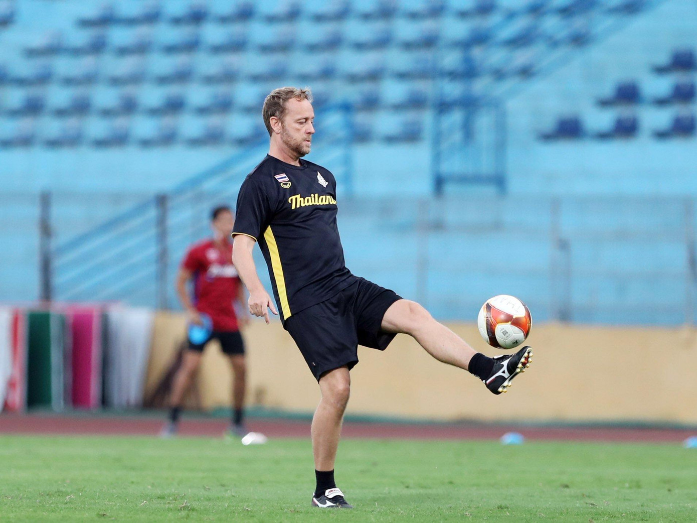 HLV Mano Polking và phút ngẫu hứng trên sân vận động Hàng Đẫy (ảnh Hữu Phạm)