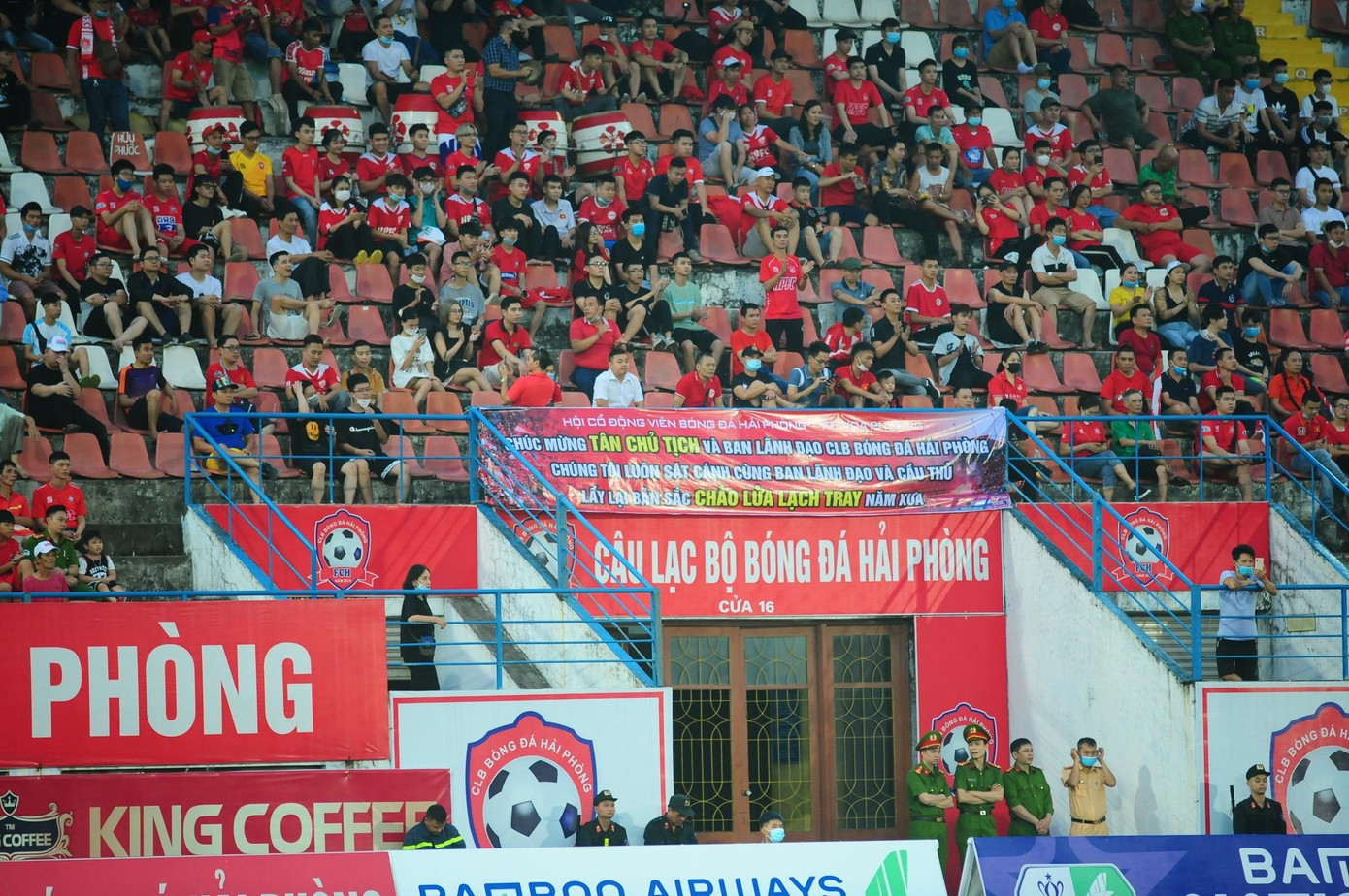 CĐV Hải Phòng nổi tiếng cuồng nhiệt ở V-League. (ảnh Công Dụng)