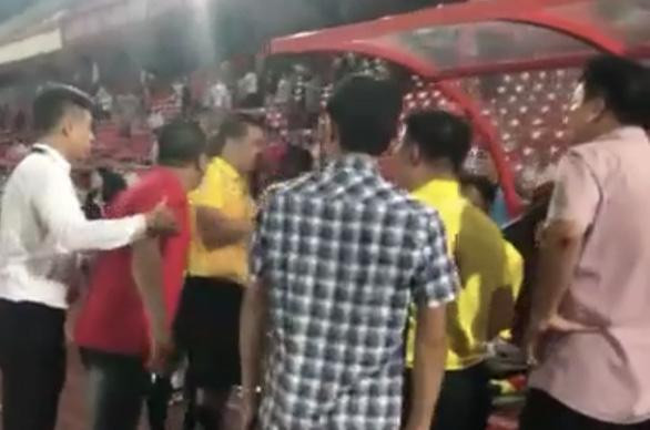 Chủ tịch CLB bóng đá Hải Phòng Văn Trần Hoàn đứng nhìn cảnh trọng tài Hoàng Ngọc Hà bị tấn công tại Lạch Tray. (ảnh chụp màn hình clip) Chủ tịch CLB bóng đá Hải Phòng Văn Trần Hoàn đứng nhìn cảnh trọng tài Hoàng Ngọc Hà bị tấn công tại Lạch Tray. (ảnh chụp màn hình clip)