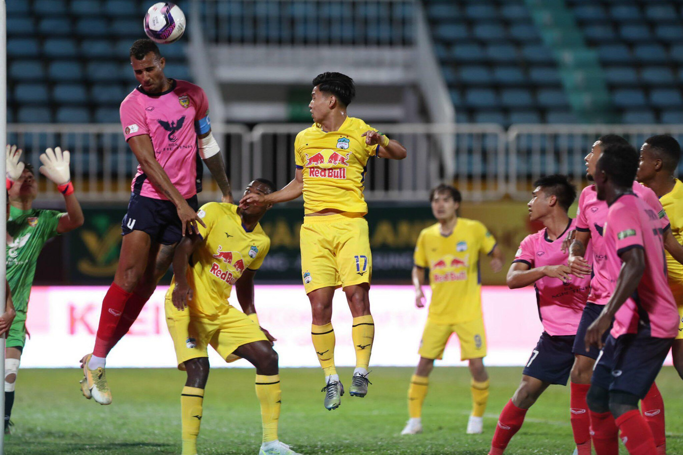 HAGL không thể xuyên thủng hàng thủ Hà Tĩnh dù chiếm phần lớn thời gian kiểm soát bóng. (ảnh Hữu Phạm)