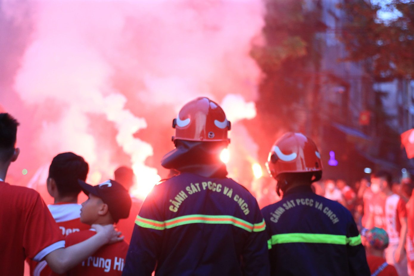 Khói pháo gây ngạt, khó thở, rủi ro cho trẻ em và phụ nữ. BTC V-League đã khuyến cáo Hải Phòng và các đội bóng tuyên truyền CĐV không vi phạm. (ảnh Huỳnh Huỳnh). Khói pháo gây ngạt, khó thở, rủi ro cho trẻ em và phụ nữ. BTC V-League đã khuyến cáo Hải Phòng và các đội bóng tuyên truyền CĐV không vi phạm. (ảnh Huỳnh Huỳnh).