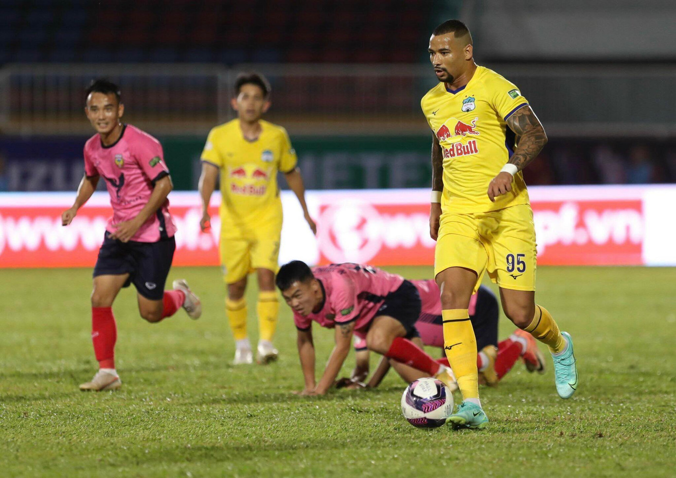 HAGL vượt trội về kiểm soát thế trận nhưng bất lực trước hàng thủ Hà Tĩnh. (ảnh Hữu Phạm) HAGL vượt trội về kiểm soát thế trận nhưng bất lực trước hàng thủ Hà Tĩnh. (ảnh Hữu Phạm)