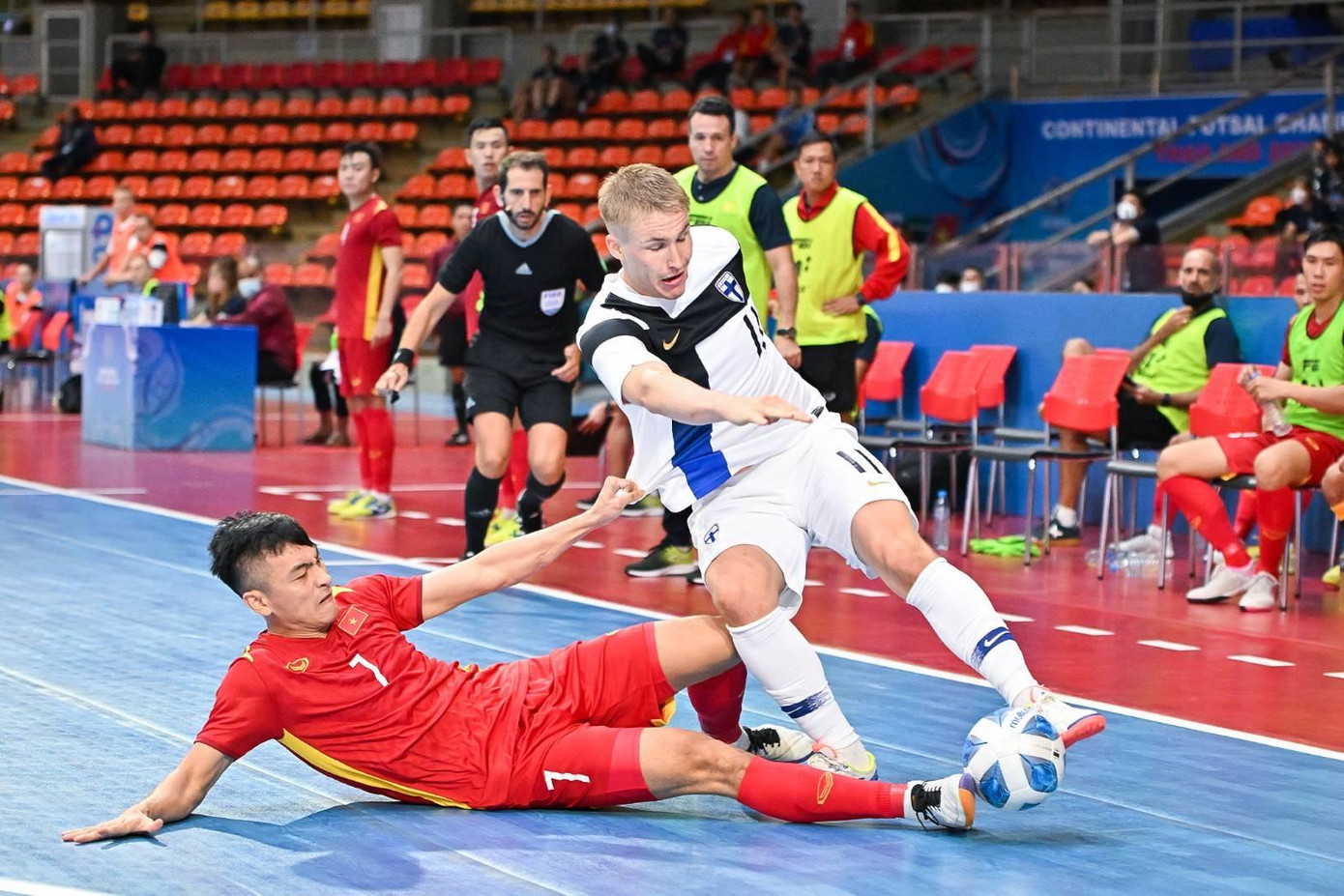 Dẫn trước đối thủ 2-0 nhưng đội tuyển futsal Việt Nam bị thua ngược 2-4 (ảnh Anh Tú)