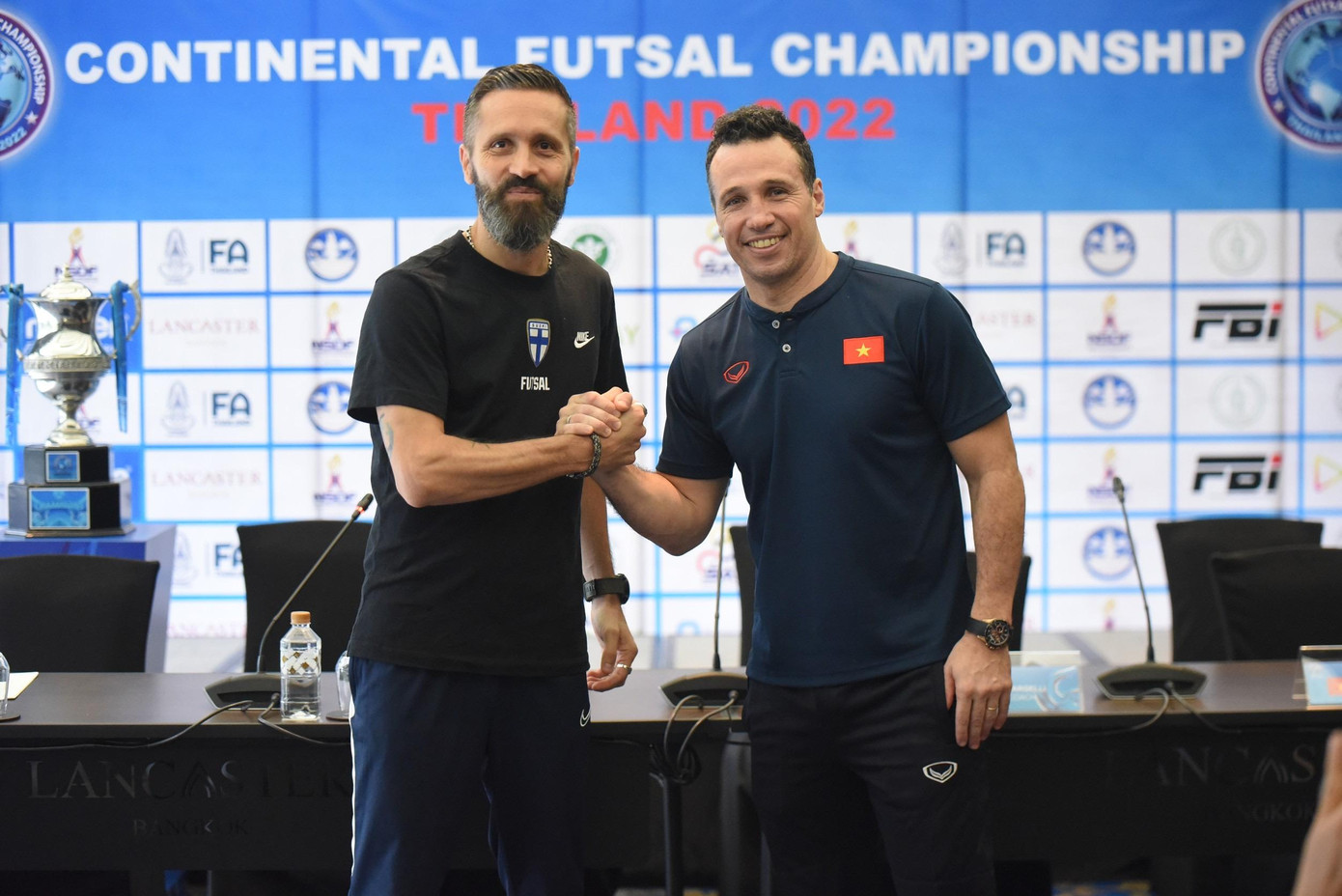 HLV Diego Raul (phải) cần thêm thời gian để chuẩn bị cho futsal Việt Nam. (ảnh Anh Tú) HLV Diego Raul (phải) cần thêm thời gian để chuẩn bị cho futsal Việt Nam. (ảnh Anh Tú)