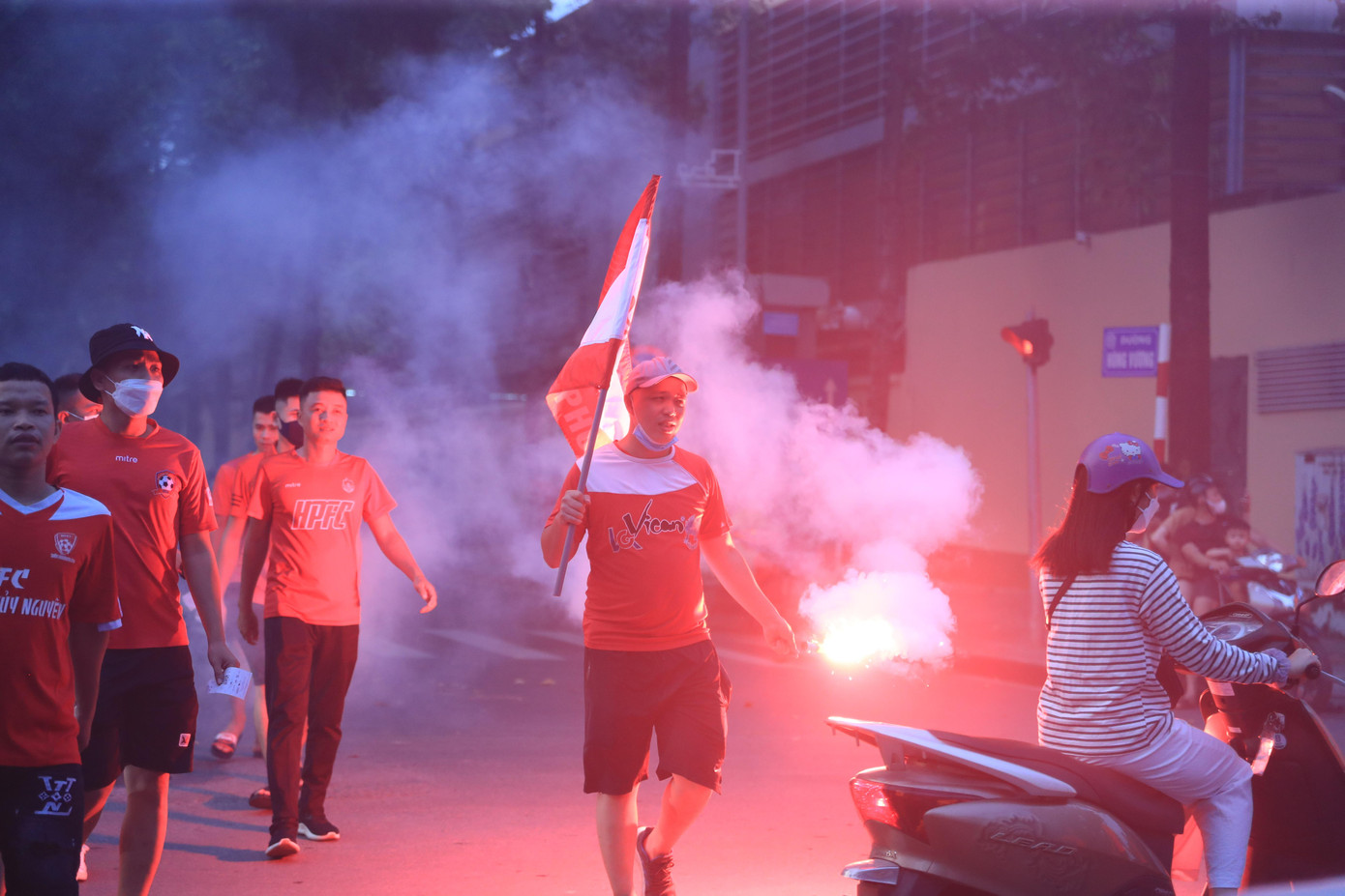 Pháo sáng vốn dùng cho hoạt động cứu hộ trên biển, khi sử dụng sai mục đích có thể gây nguy hiểm. (ảnh Huỳnh Huỳnh) Pháo sáng vốn dùng cho hoạt động cứu hộ trên biển, khi sử dụng sai mục đích có thể gây nguy hiểm. (ảnh Huỳnh Huỳnh)