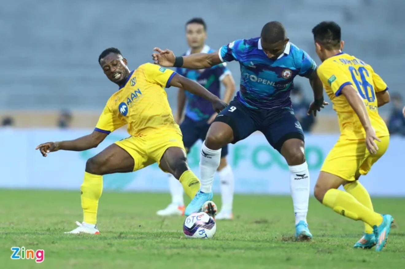 Bình Định đánh bại SLNA nhờ sự toả sáng của 2 ngoại binh Rafaelson và Lynch.