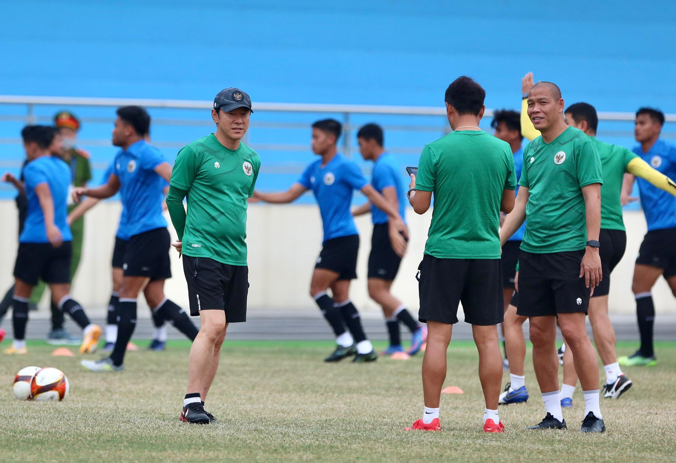 HLV Shin Tae-yong không hài lòng với chất lượng mặt sân Tam Nông nơi U23 Indonesia rèn quân. (ảnh Lương Cao) HLV Shin Tae-yong không hài lòng với chất lượng mặt sân Tam Nông nơi U23 Indonesia rèn quân. (ảnh Lương Cao)