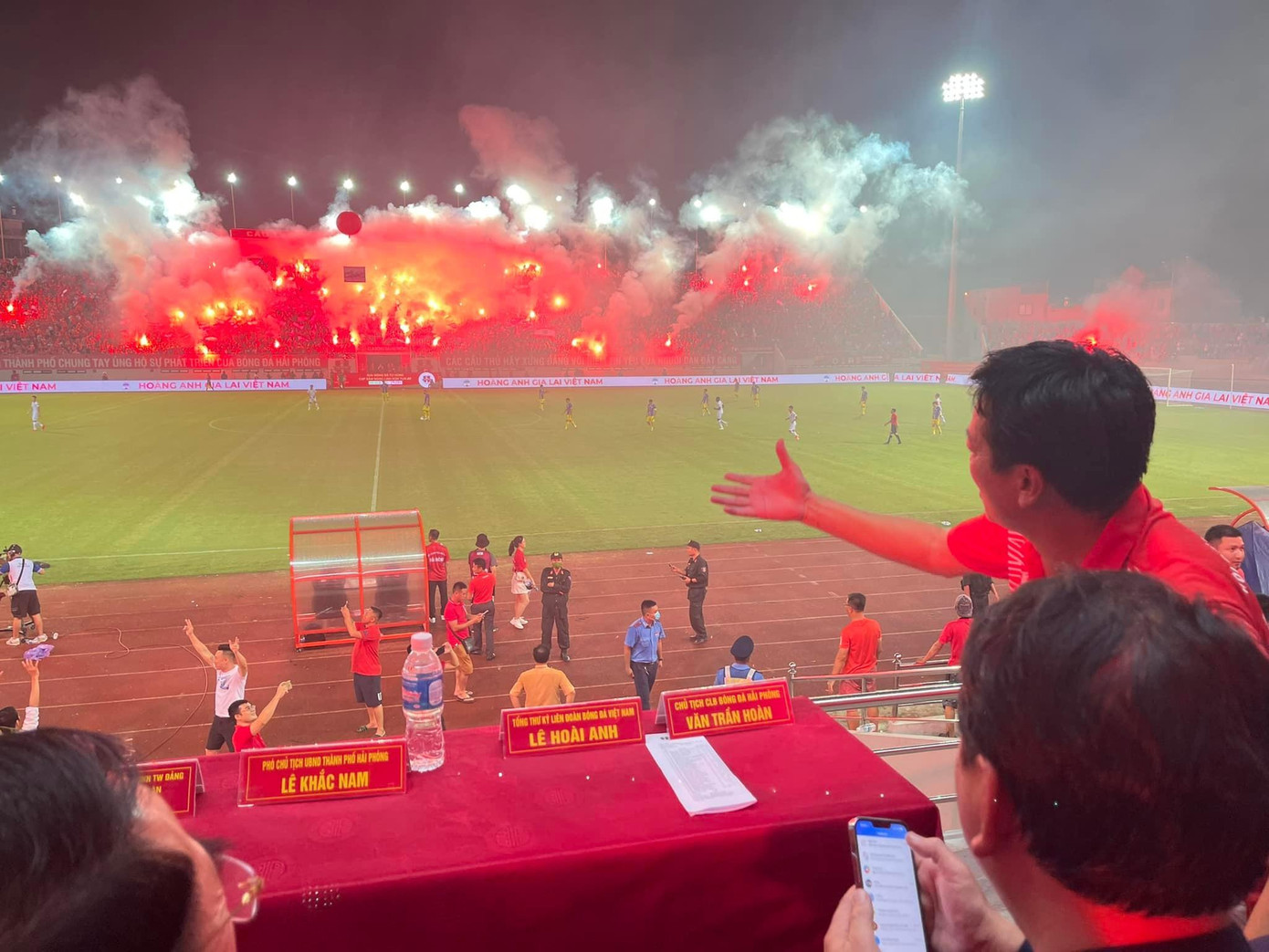 Chủ tịch Văn Trần Hoàn trước đây là một CĐV gắn với các hoạt động đốt pháo sáng đang truyền tải thông điệp gì với các quan khách trên khu vực VIP? Chủ tịch Văn Trần Hoàn trước đây là một CĐV gắn với các hoạt động đốt pháo sáng đang truyền tải thông điệp gì với các quan khách trên khu vực VIP?