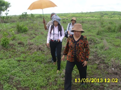 Ngày 13/5, bà Nguyễn Thị Hoài Thu (người đi đầu) đến hiện trường vụ án để xem xét. Ảnh: Tân Tiến 