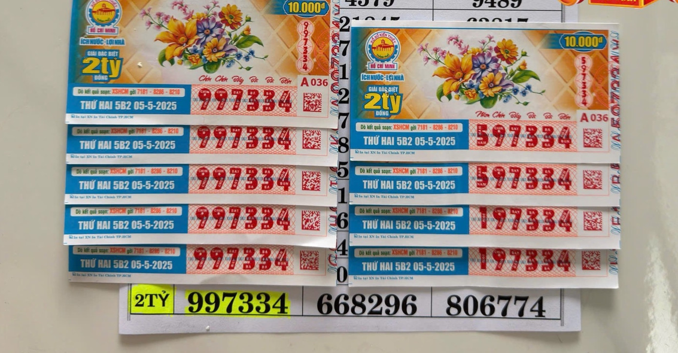5 tờ vé số trúng giải đặc biệt (bên trái) và 4 tờ trúng giải "an ủi".