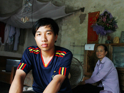 Thủ khoa Đại học Bách khoa Hà Nội và mẹ. Ảnh: Trường Phong