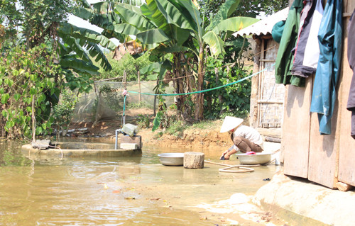 Những người dân sống ven hồ Sông Mực chịu cảnh ngập lụt quanh năm nên chèo thuyền qua hồ là cách nhanh nhất để đến trường