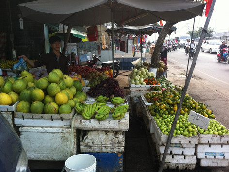 Sạp trái cây vỉa hè của vợ chồng anh Tôi