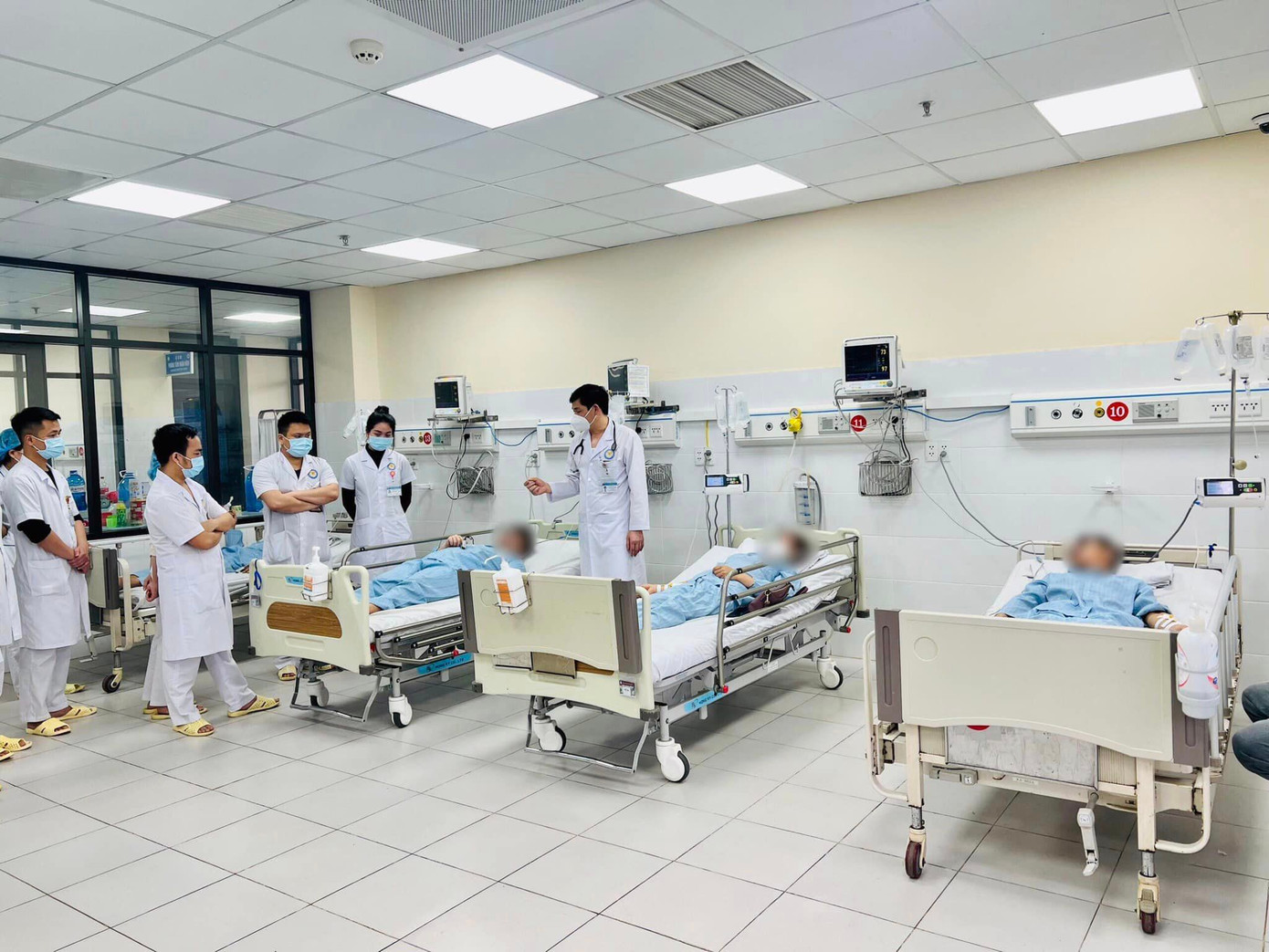 Các bệnh nhân ngộ độc trứng cá sấu hỏa tiễn đang điều trị tại Bệnh viện Đa khoa Hòa Bình. Ảnh: BV cung cấp