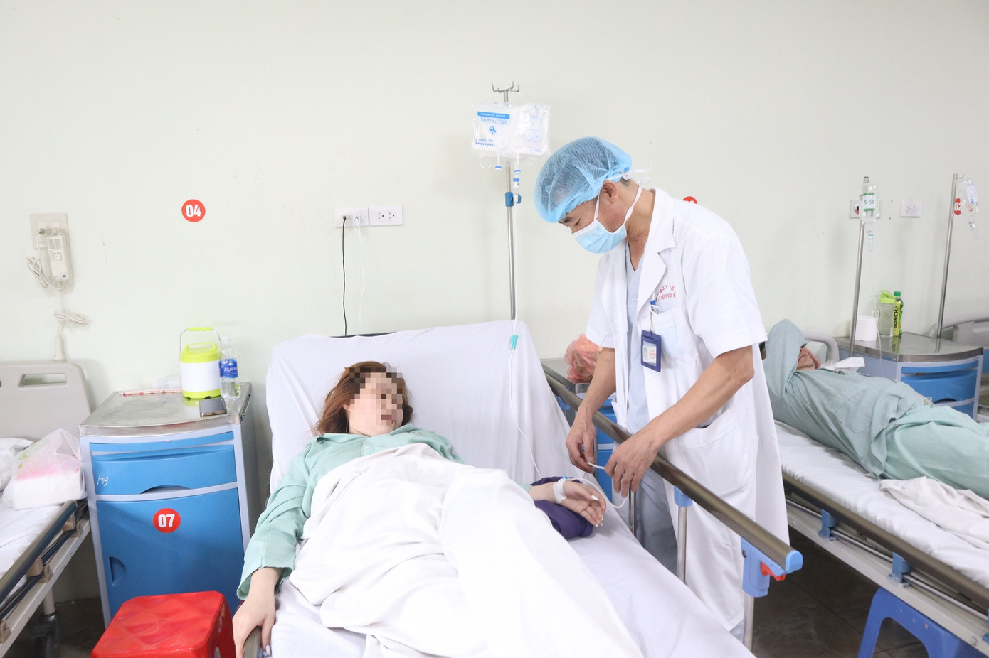 BS Bệnh viện E Trung ương khám lại cho cô gái bị tai nạn do kim khâu đâm xuyên váy cưới. Ảnh: BV cung cấp