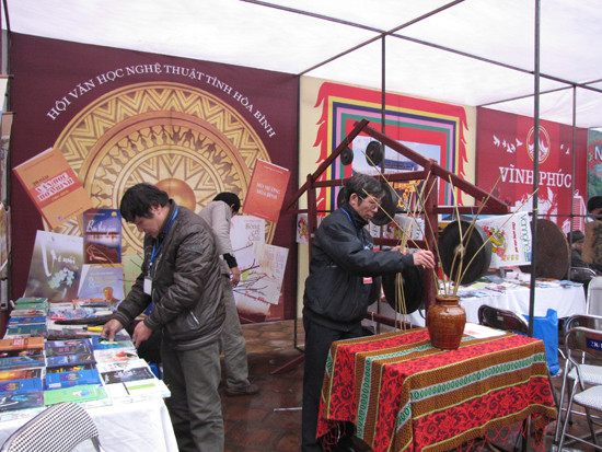 Cồng chiêng, rượu cần được trưng bày trong lều thơ của Hội văn học nghệ thuật tỉnh Hòa Bình. Cồng chiêng, rượu cần được trưng bày trong lều thơ của Hội văn học nghệ thuật tỉnh Hòa Bình