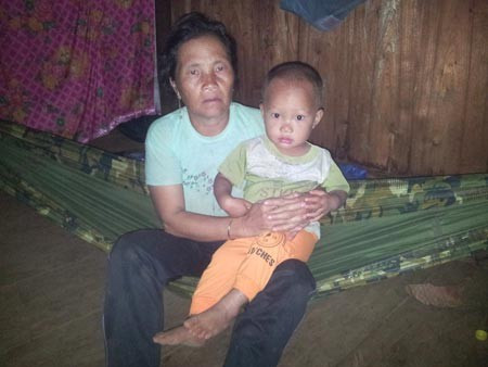 Bà Vừ Thị Chứ và đứa con mồ côi mới 2 tuổi của chị Na. Bà Vừ Thị Chứ và đứa con mồ côi mới 2 tuổi của chị Na