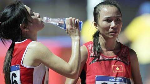 Phạm Thị Bình (phải) đã mở hàng may mắn cho Điền kinh Việt Nam. Ảnh: Bongdaplus. Phạm Thị Bình (phải) đã mở hàng may mắn cho Điền kinh Việt Nam. Ảnh: Bongdaplus