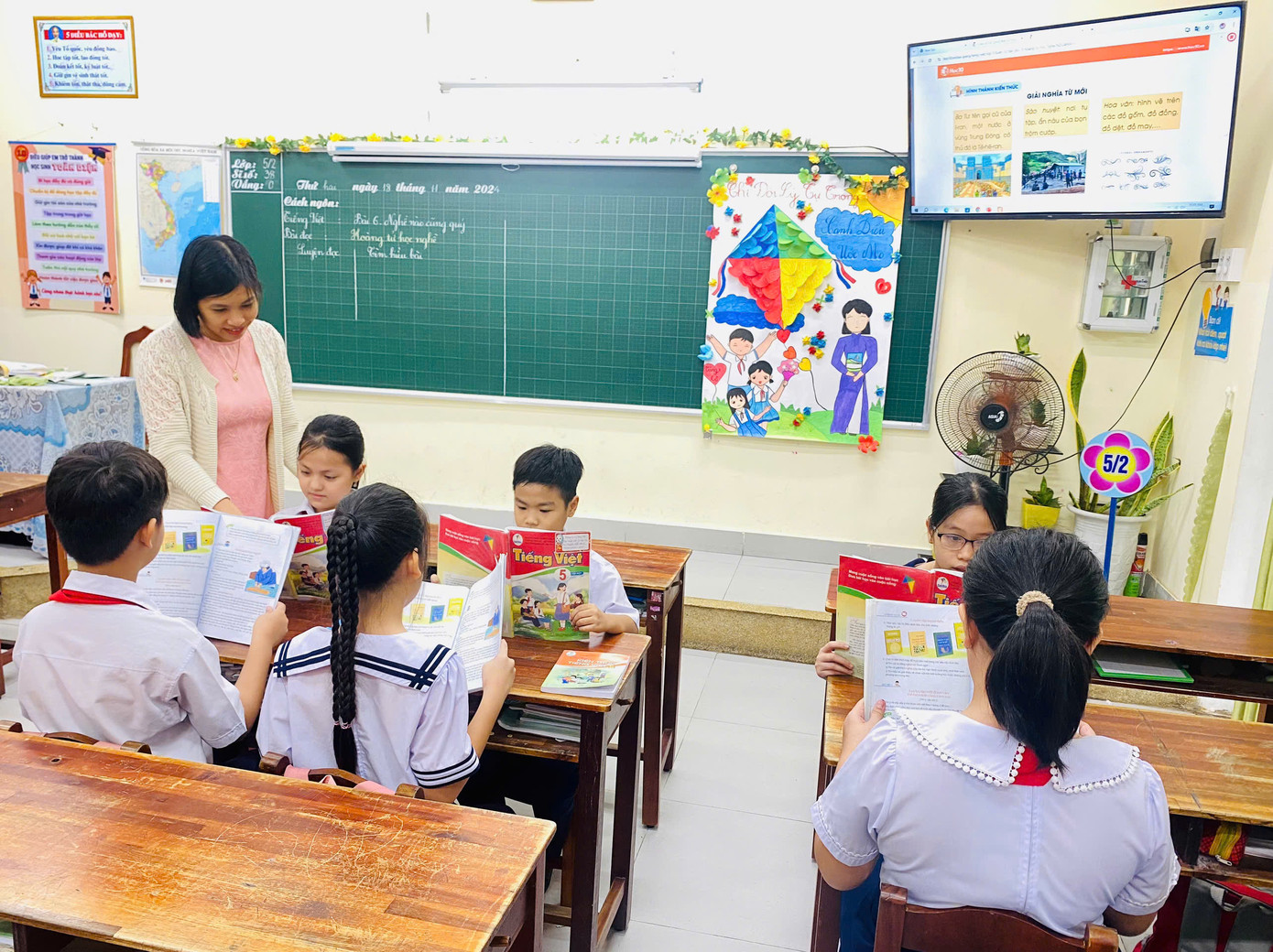 Người bạn đồng hành cùng thầy trò trường Tiểu học Lý Công Uẩn là Bộ SGK Cánh Diều