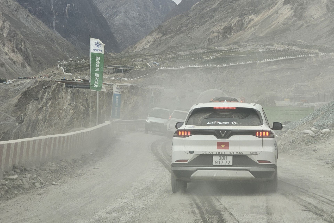 Những chiếc VF 8 đã phải vượt qua nhiều địa hình núi cao, đường xấu…