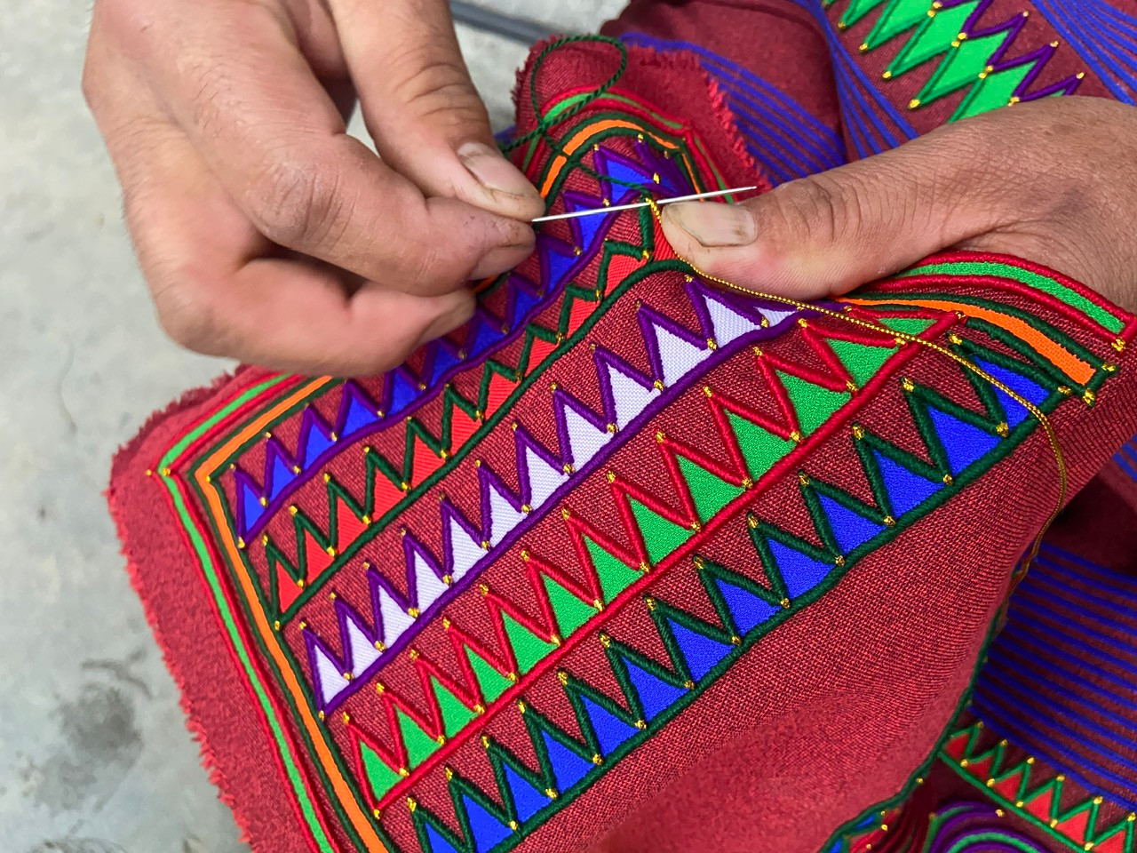 Đôi bàn tay khéo léo của phụ nữ Hà Nhì đen thêu các họa tiết đều và đẹp như dệt máy.