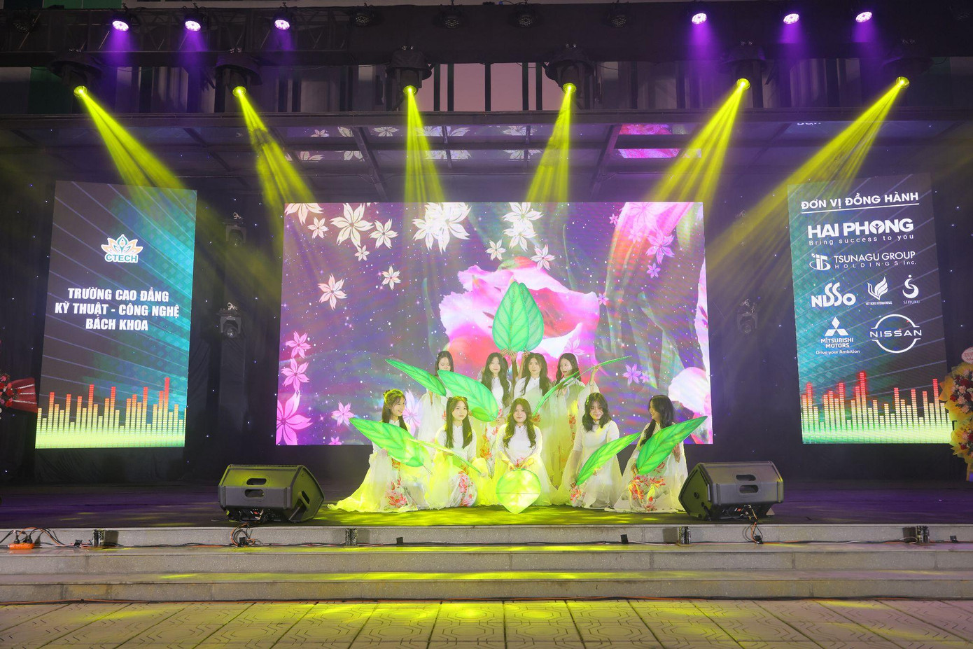 Những tiết mục nghệ thuật trong Nhạc hội tượng trưng cho hành trình trưởng thành của mỗi sinh viên, khắc họa bức tranh đầy cảm xúc về thanh xuân và khát vọng vươn lên.