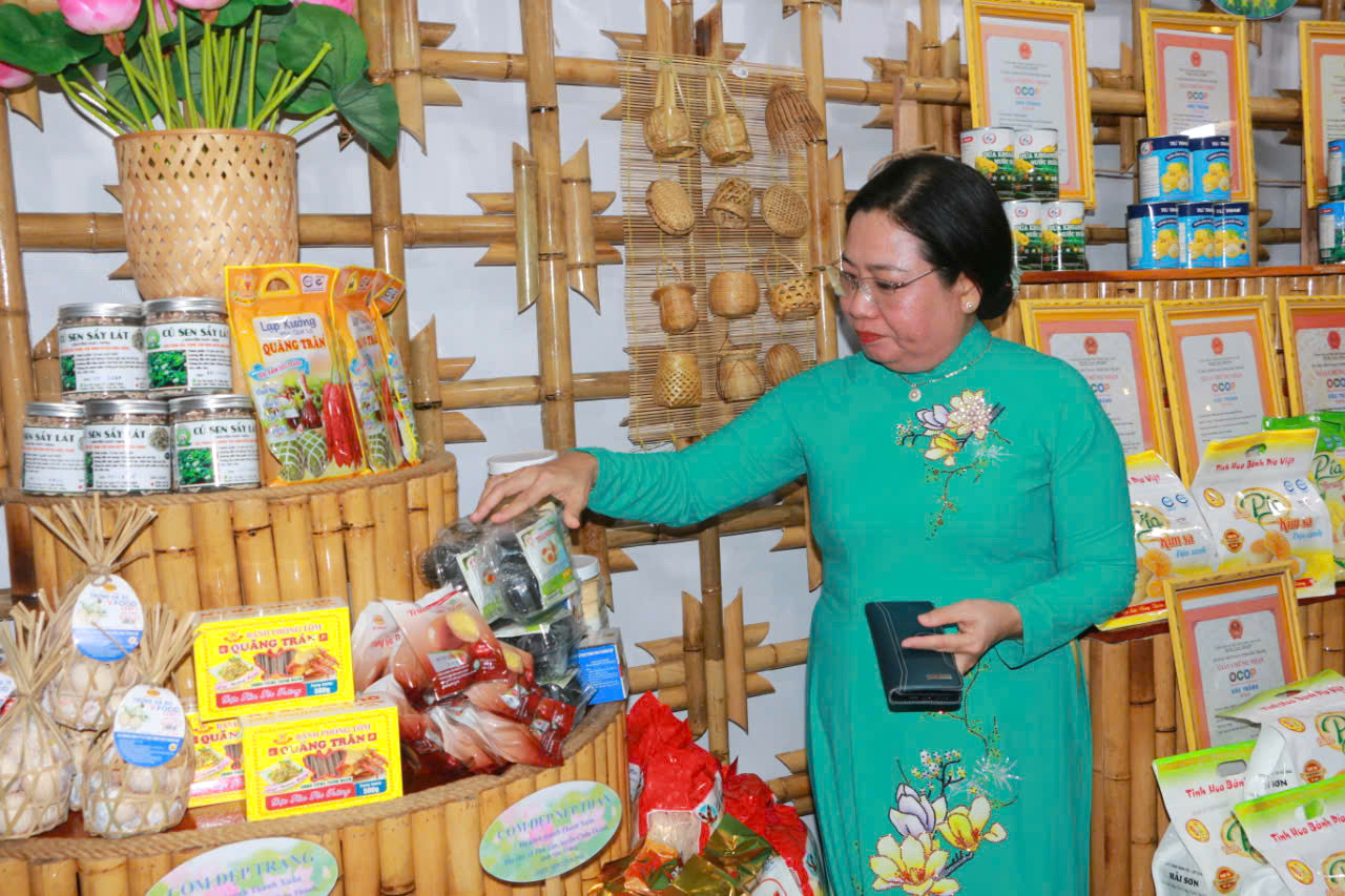 Bà Hồ Thị Cẩm Đào - Phó Bí thư Thường trực Tỉnh ủy, Chủ tịch HĐND tỉnh Sóc Trăng tham quan các gian hàng