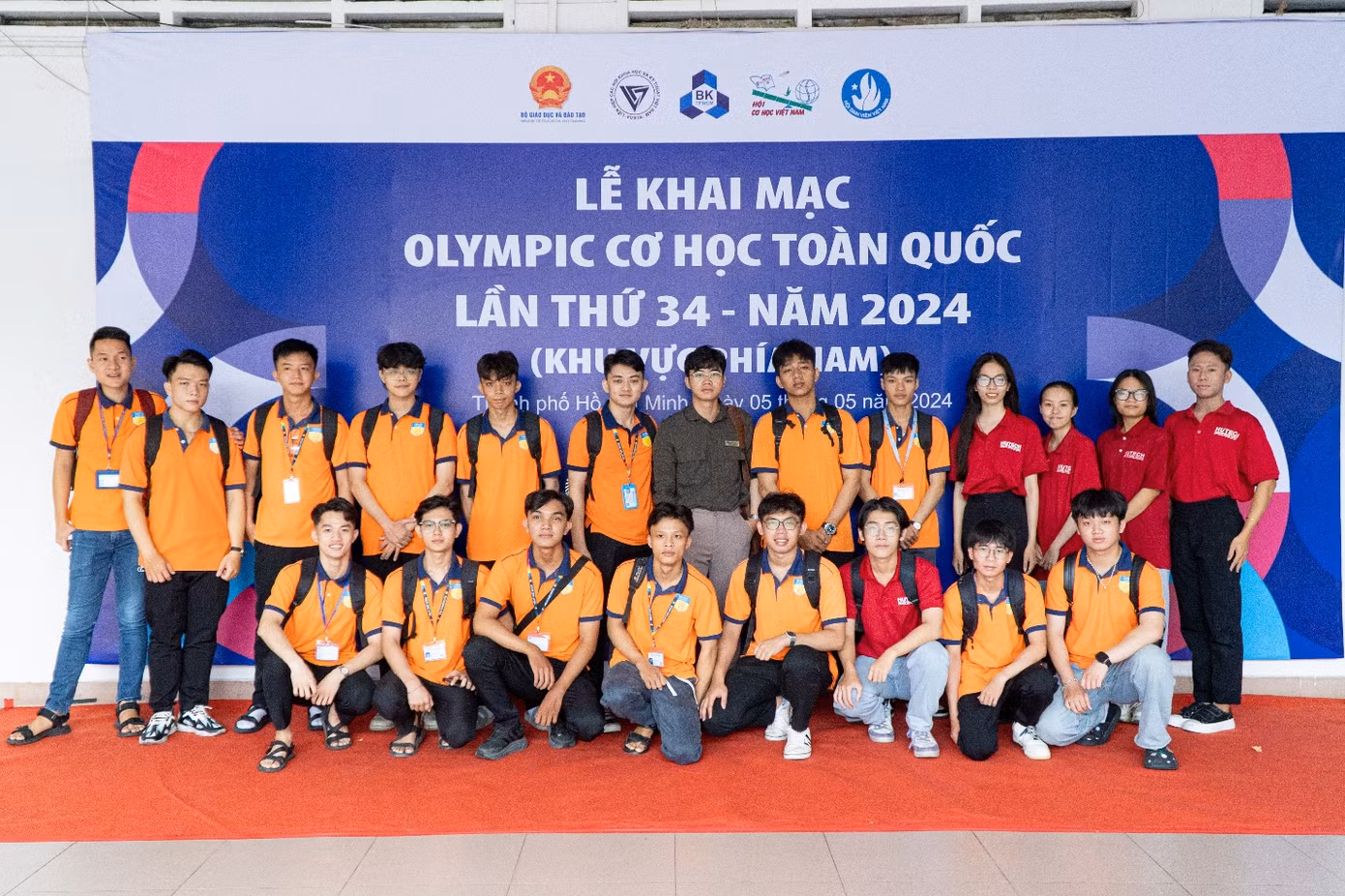 Thầy Hồng Hiệu hướng dẫn và ôn luyện sinh viên đạt giải trong kỳ thi Olympic cơ học toàn quốc