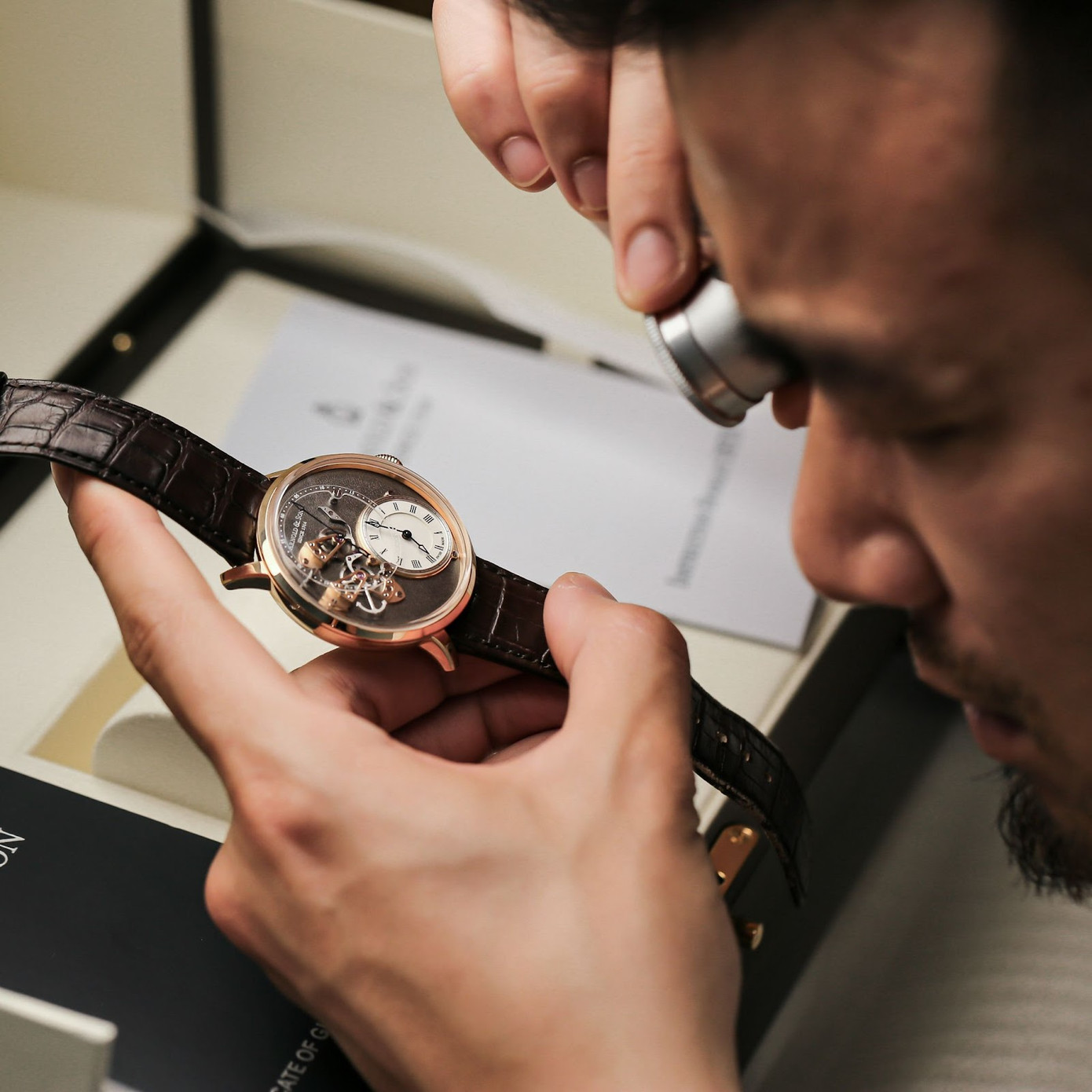 Tại Đồng Hồ Phố, các sản phẩm đều được kiểm tra kỹ lưỡng trước khi trao đến tay khách hàng.