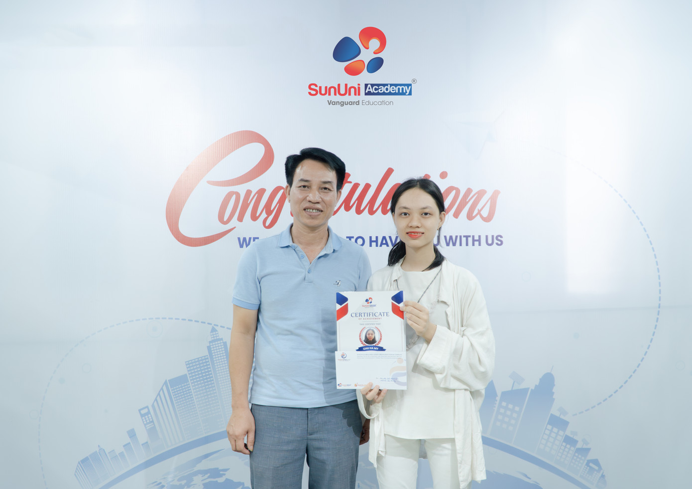 Hai bố con Hà My đến thăm và chia sẻ niềm vui tại SunUni Academy.