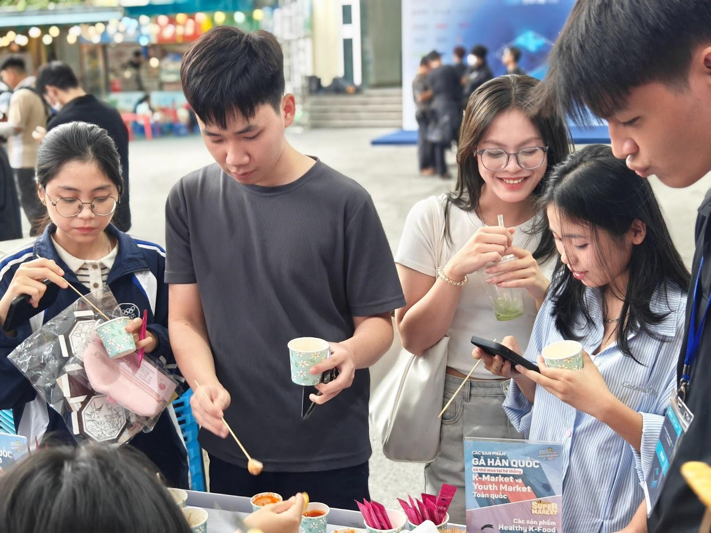 Các bạn trẻ trải nghiệm và hưởng ứng nhiệt tình tại gian hàng aT Supermarket (Ảnh: aT)