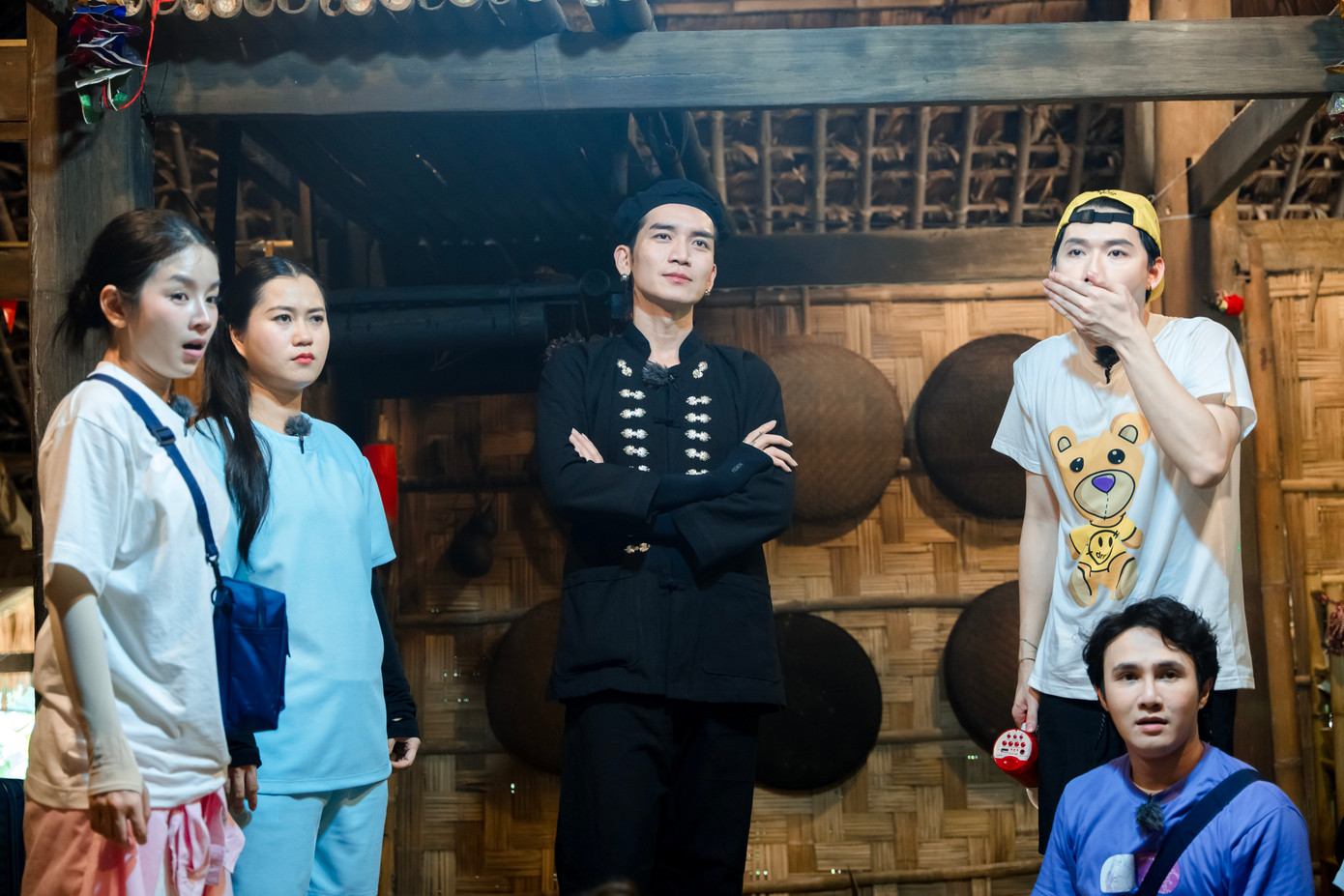 Các thành viên tìm manh mối dẫn tới nơi cất giữ kho báu