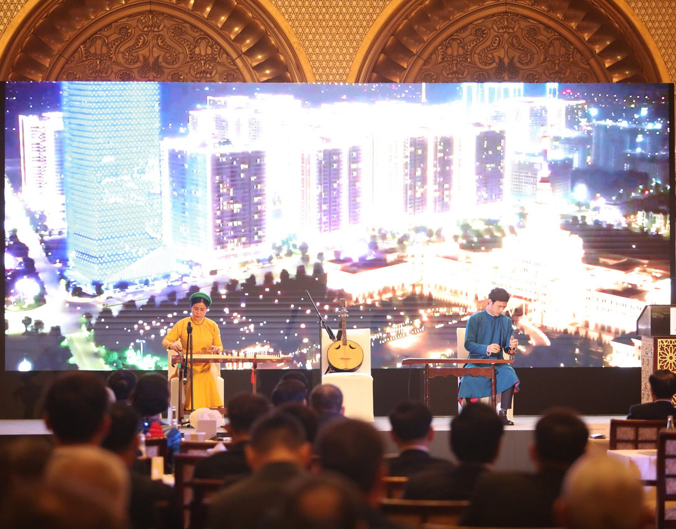 Giảng viên bộ môn Âm nhạc truyền thống Vũ Thị Kim Yến và Nguyễn Hoàng Linh biểu diễn tại sự kiện