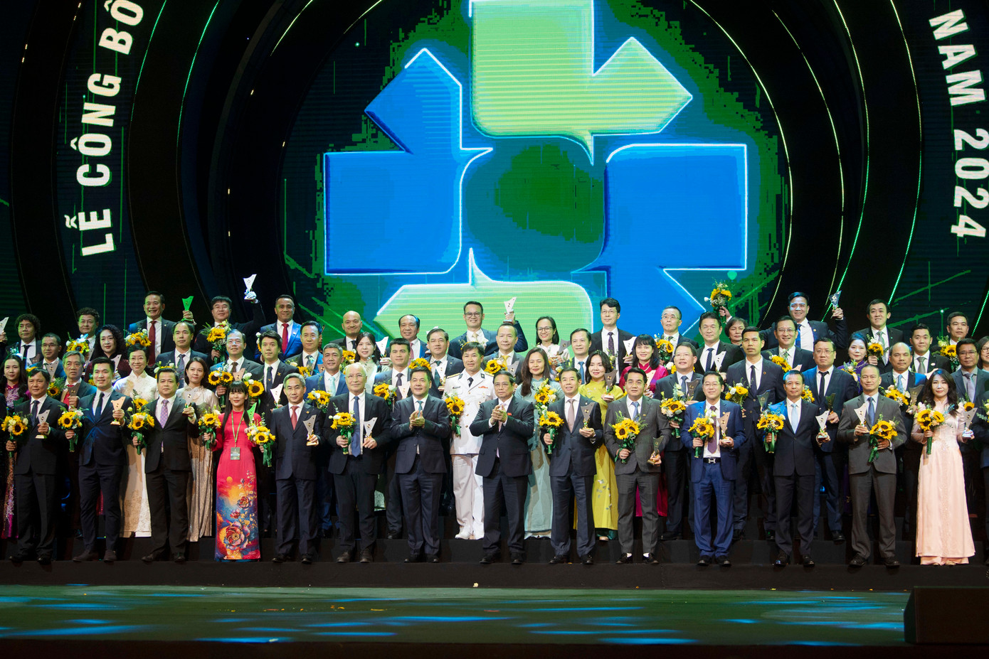 Thủ tướng Chính phủ Phạm Minh Chính chụp ảnh lưu niệm với các doanh nghiệp tiêu biểu